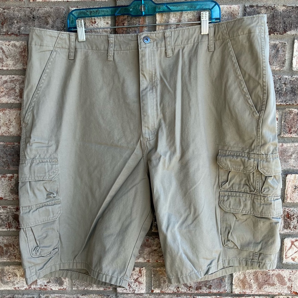 🍒💣 Wrangler tan cargo shorts